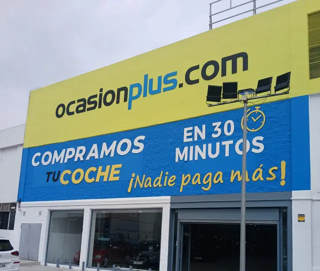Fachada comercial de gran formato recién pintada