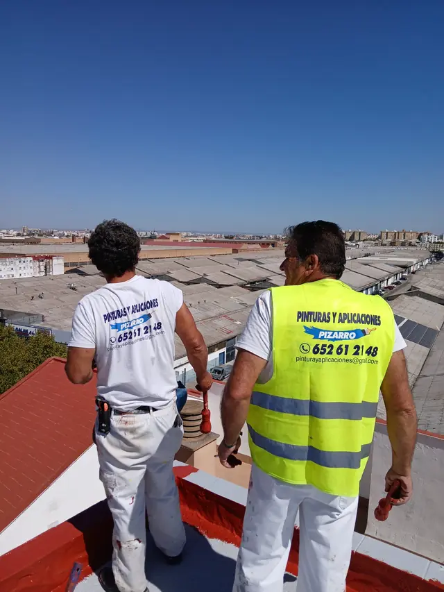 Equipo de Pinturas y Aplicaciones Pizarro sobre una cubierta recién impermeabilizada