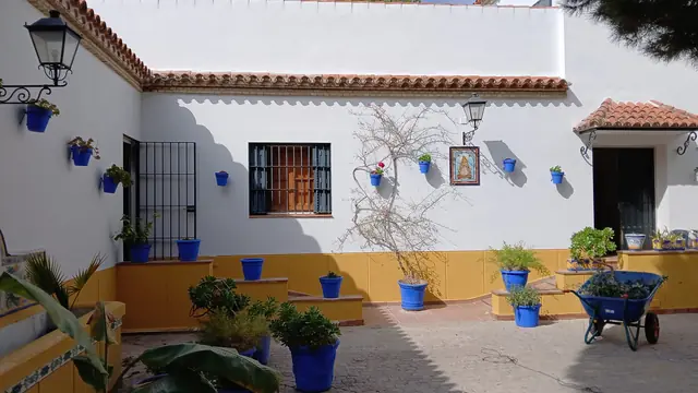 Patio con zócalo, rejas y faroles pintados