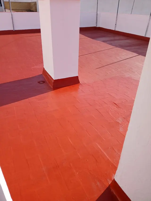 Terraza con caucho rojo y remates en pilares